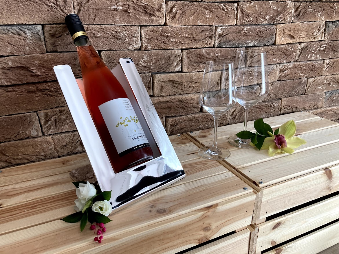 Contatto stříbrné se sklenicemi a kytkou